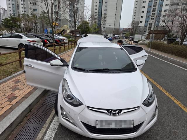 아파트 단지에서 진행한 준중형 세단 더 황금무역 작업 사진